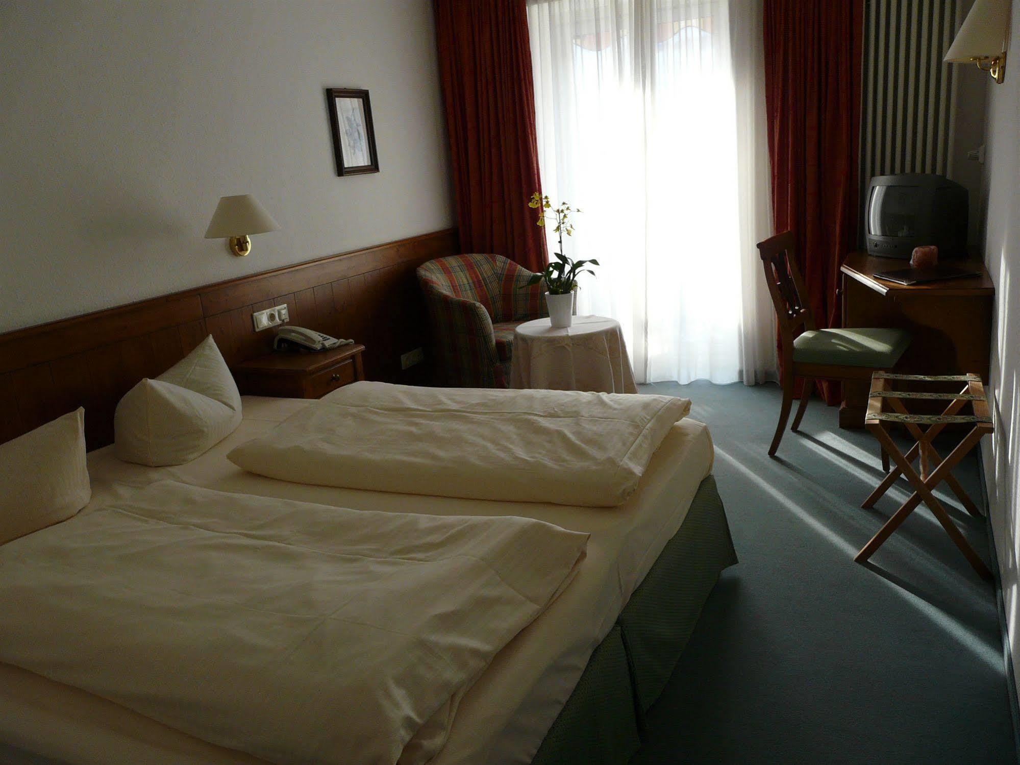 Hotel Roter Hahn - Bed & Breakfast Garmisch-Partenkirchen Extérieur photo